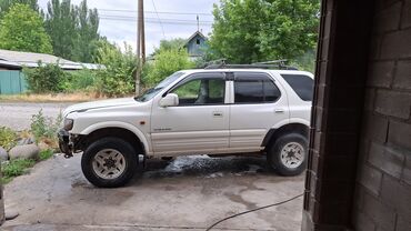 продажа авто бишкек: Белый внедорожник Isuzu Wizard подходящий для различных дорожных