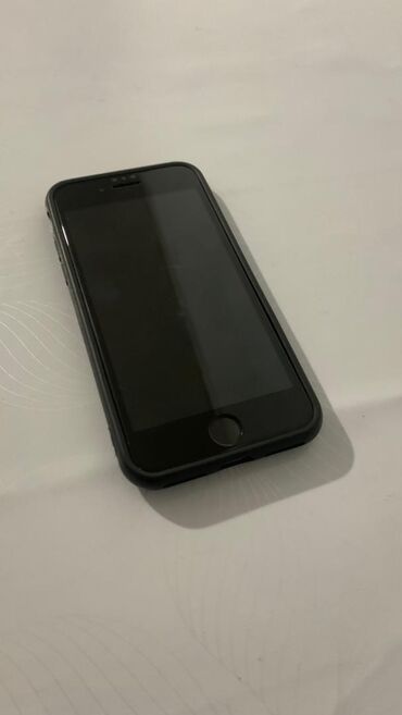 Apple iPhone: IPhone 7, Б/у, 32 ГБ, Jet Black, Зарядное устройство, Защитное стекло, Чехол, 70 %