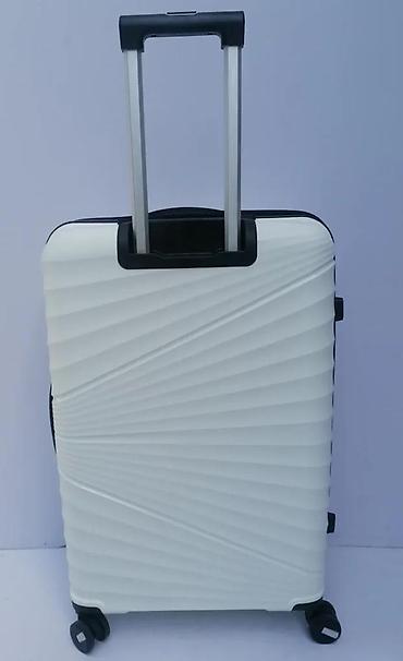 Putni koferi i torbe: === PART 1: TEXTUAL DESCRIPTION === Set od tri bela kofera sa tvrdim — 6