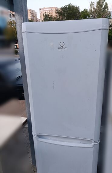 Soyuducular: İşlənmiş 2 qapılı Indesit Soyuducu Satılır, rəng - Ağ, Təkərli