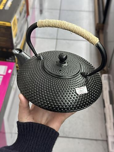 Чугунный чайник в японском стиле с рельефной фактурой корпуса