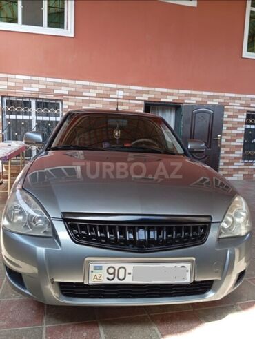 kupe mersedes: Lada Priora sedan modeli, boz rəngdədir və zərif görünüşə malikdir