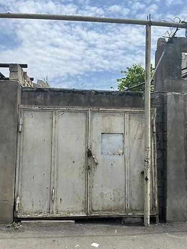Uzunlugu 2.20 enliyi 2.80 kohne mownu demir darvazalardandır curuyu