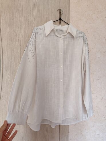Плащи: Saroçka. Ölçü M/L. Hətta Xl ölçüyə də uyğun ola bilər. Materialı kətan
