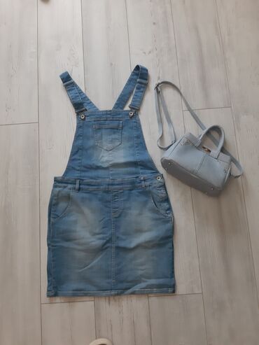Другая женская одежда: Джинсовый комбинезон синего цвета с классическим дизайном. Модель — 5