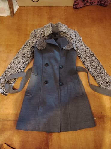 Броши: Qadın palto - Rəng: boz gövdə, boz-ağ naxışlı “shearling” effektli