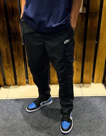 спортивный купальник с закрытой спиной: Мужские спортивные брюки Nike черного цвета с белым логотипом. Модель