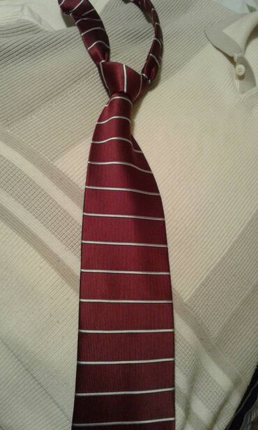 Qalstuklar: Təzə qutuda olan və istifadə edilmiş qalstuklar satılır. Təzəsi 6 — 6