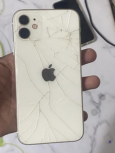 18 pro: IPhone 11, белого цвета. Смартфон с 6,1-дюймовым дисплеем и двойной — 3