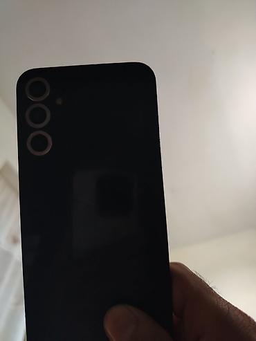 Smartfon – üçlü arxa kamera modulu və damcı formalı ön kamera