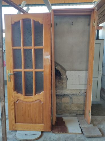 Tavan: Taxta materialdan hazırlanmış, şüşəli hissəsi olan daxili qapı. Bu