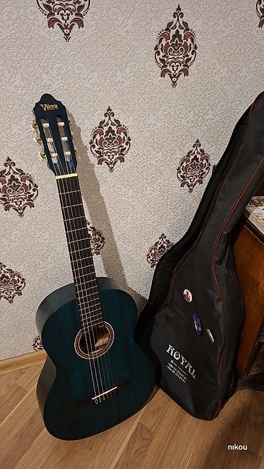 Valencia klassik gitara – model VC204TBU (Trans Blue). İndoneziyada
