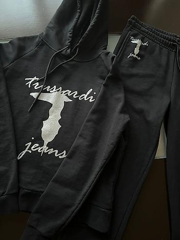 trussardi: Trussardi Jeans qadın idman dəsti - Rəng: qara - 2 hissə: kapüşonlu — 1