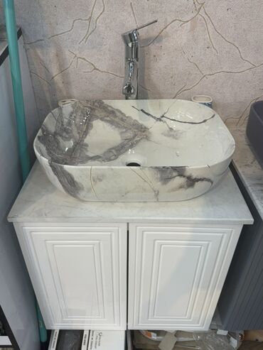 künc tülpan: Mərmər naxışlı, düzbucaqlı formalı lavabo, ağ rəngli ikiqapılı şkafla