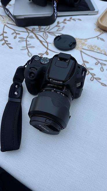 Зеркальная камера Canon EOS 250D с комплектным объективом Canon EF-S