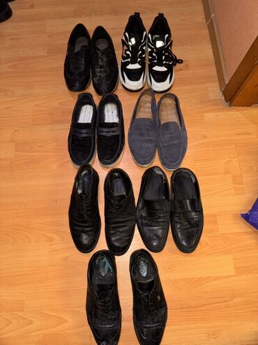 ayaqqabı кожанные: Geyinilmis ayaqqabilardir.bezileri yeni kimidir.bezilerinde yungul
