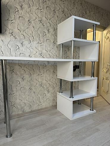 divar rəf: Ağ rəngli modul masa və rəf kombinasiyası - Dizayn: Sağ tərəfdə 5 — 3