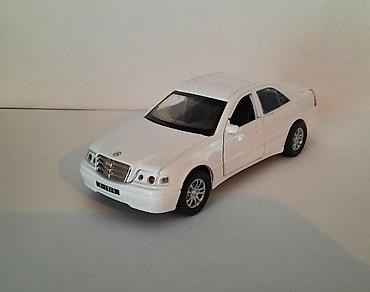 nerf satisi: Ağ rəngli sedan oyuncaq avtomobil maketi - Miqyas: təxmini 1:24/1:32 — 1