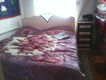 bunk bed: Двуспальная кровать с высоким изголовьем и нишами-ящиками в основании — 1