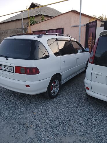 мотор на виндом: Белый минивэн Toyota Ipsum