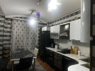 Uzunmüddətli kirayə mənzillər: 3 mkr dairəsində,14 mərtəbəli binanın 9-cu mərtəbəsində, 3 otaqlı — 4