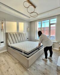 продать кровать с матрасом: Продаю двухспальный кровать с ящиками в бежовом цвете с матрасом от