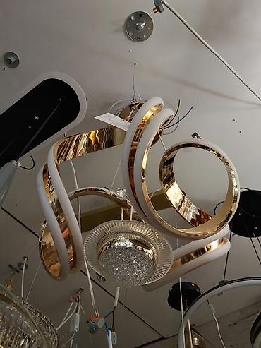 скульптурный: Потолочная LED-люстра в современном стиле - Дизайн: скульптурные — 1