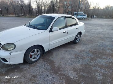 фары киа к5: Белый седан Daewoo Lanos, оснащенный черными литыми дисками