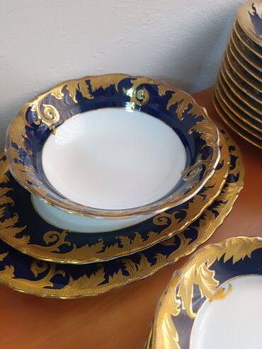 Наборы посуды: Роскошный сервиз из тонкого фарфора с кобальтовой глазурью и богатым — 6