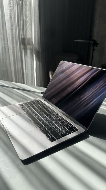 Apple MacBook: İşlənmiş Apple MacBook, 13.1 ", Intel Core i5, 256 GB, Ünvandan götürmə