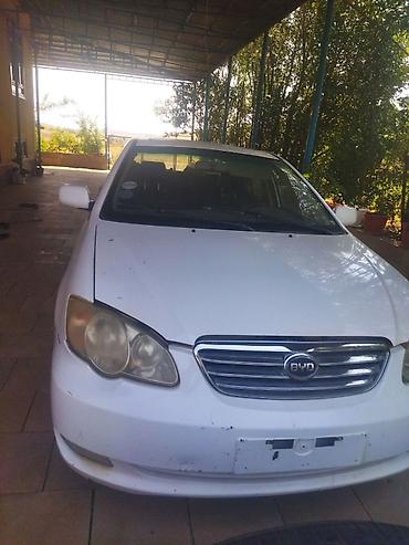 byd diskleri: BYD sedan – ağ rəng, benzinlə işləyən önqat sedan kuzov. - — 1