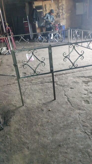 Откатные ворота: Элегантные кованые ворота черного цвета с изящными золотистыми — 11