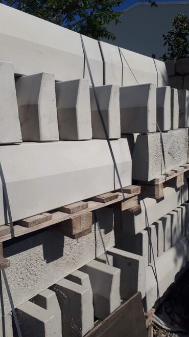 Beton bloklar: Bu beton blok tikinti sahəsində dayaq kimi istifadə olunan, möhkəm və — 5