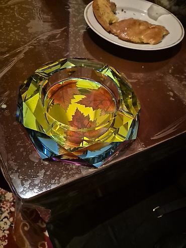 siqaret qabı: Rəngli kristal kül qabı - Material: kəsimli çoxüzlü kristal/şüşə - — 1
