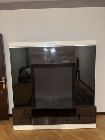 Düz TV altlığı, Polkalı, Laminat