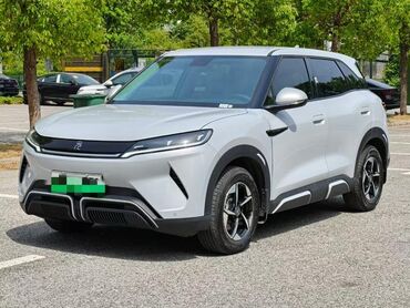 BYD: Компактный кроссовер в светлом кузове с черными вставками по