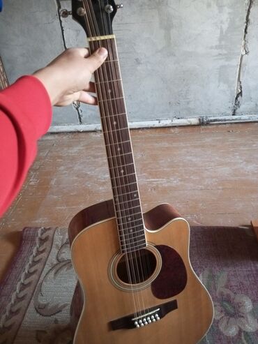 гитара 6 струнная: Продаю 12 струнную гитару, срочно. цена 20 тыс, есть торг. состояние