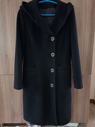 чёрное пальто с меховым воротником: Пальтолор, S (EU 36)
