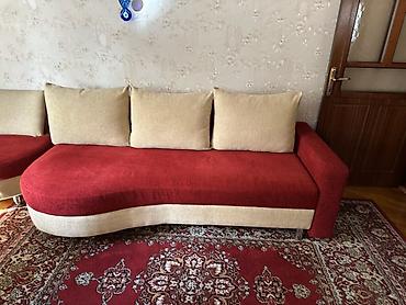 puf divan: Qırmızı-bej rəngli transformasiya olunan divan dəsti sarılır. Rəng — 6