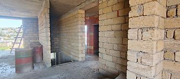 7 mərtəbə: Hasar karkas beton kəmər üzrində tikilib və izolyasiya olunub. Ev — 10