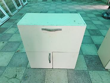 Ağ rəngli MDF/DPJ materialdan kiçik şkaf. Üst hissədə geniş qapaqlı