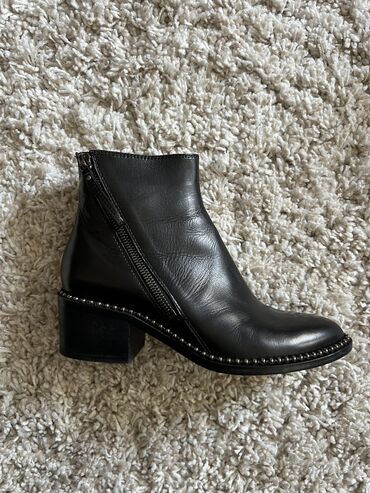 женская ботинка: Ботинки и ботильоны 36, цвет - Черный