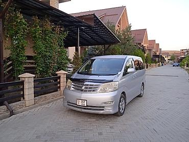 Toyota Alphard — просторный японский минивэн серебристого цвета