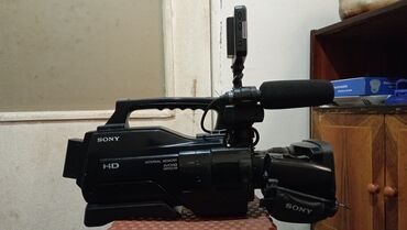 Elektronika: Sony hxr-mc1500 peşəkar videokamerası. üzərində mikrofon və