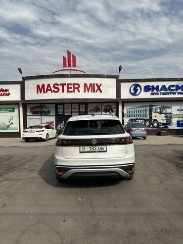 айнек ботолко: Электрический кроссовер Volkswagen ID.6 белого цвета с современным
