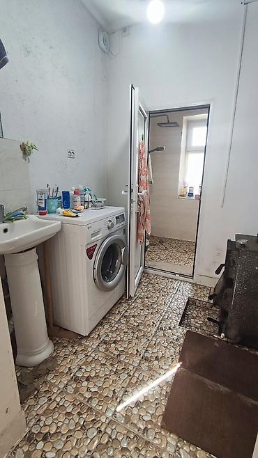 Продажа коттеджей и домов: Продаётся 3,5 СОТКИ, угловой дом в центре Каракол. Сугубо под бизнес — 4