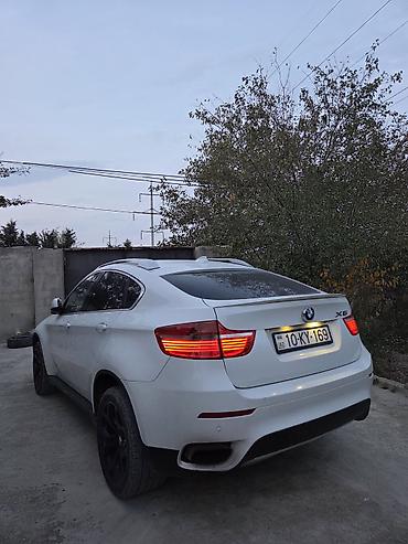 aksesuar avto: BMW X6 (E71), ağ rəng, Azərbaycan qeydiyyat nömrə nişanı ilə. Texniki — 8