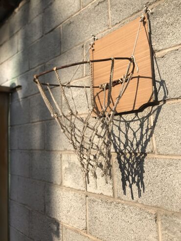 баскетбольный мячь: Продаю сетку для баскетбола ссср. Крепкая. Цена окончательная. Мячи