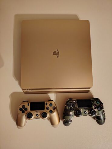 Məişət texnikası: PlayStation 4 Slim oyun konsolu, qızılı rəngdə. Komplektə qızılı