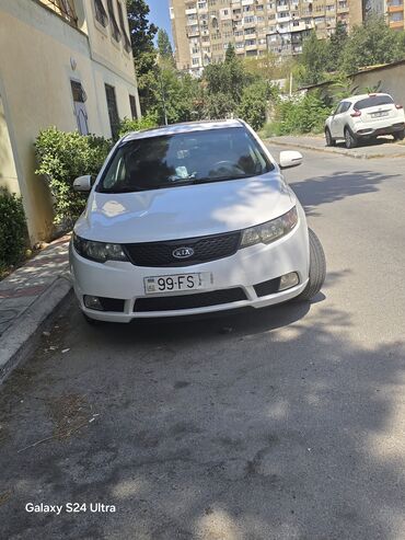 Ağ rəngli Kia Cerato sedan avtomobili, gündəlik istifadə üçün uyğun